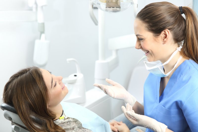 A dentist explaining the difference between veneers and bonding